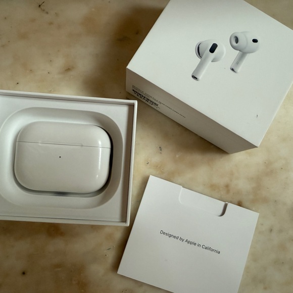 Apple AirPods Pro (2nd generation) with MagSafe Case (USB-C) - White - Picture 1 of 3